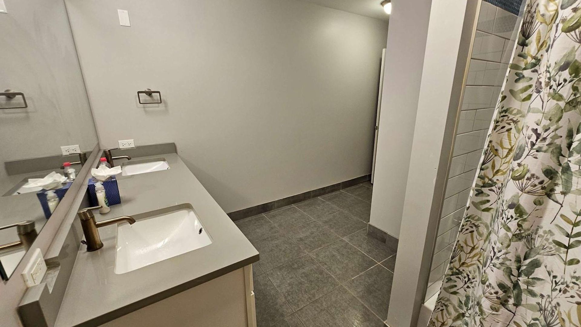 Apartment 4 Bedroom Sleeps 20 People *