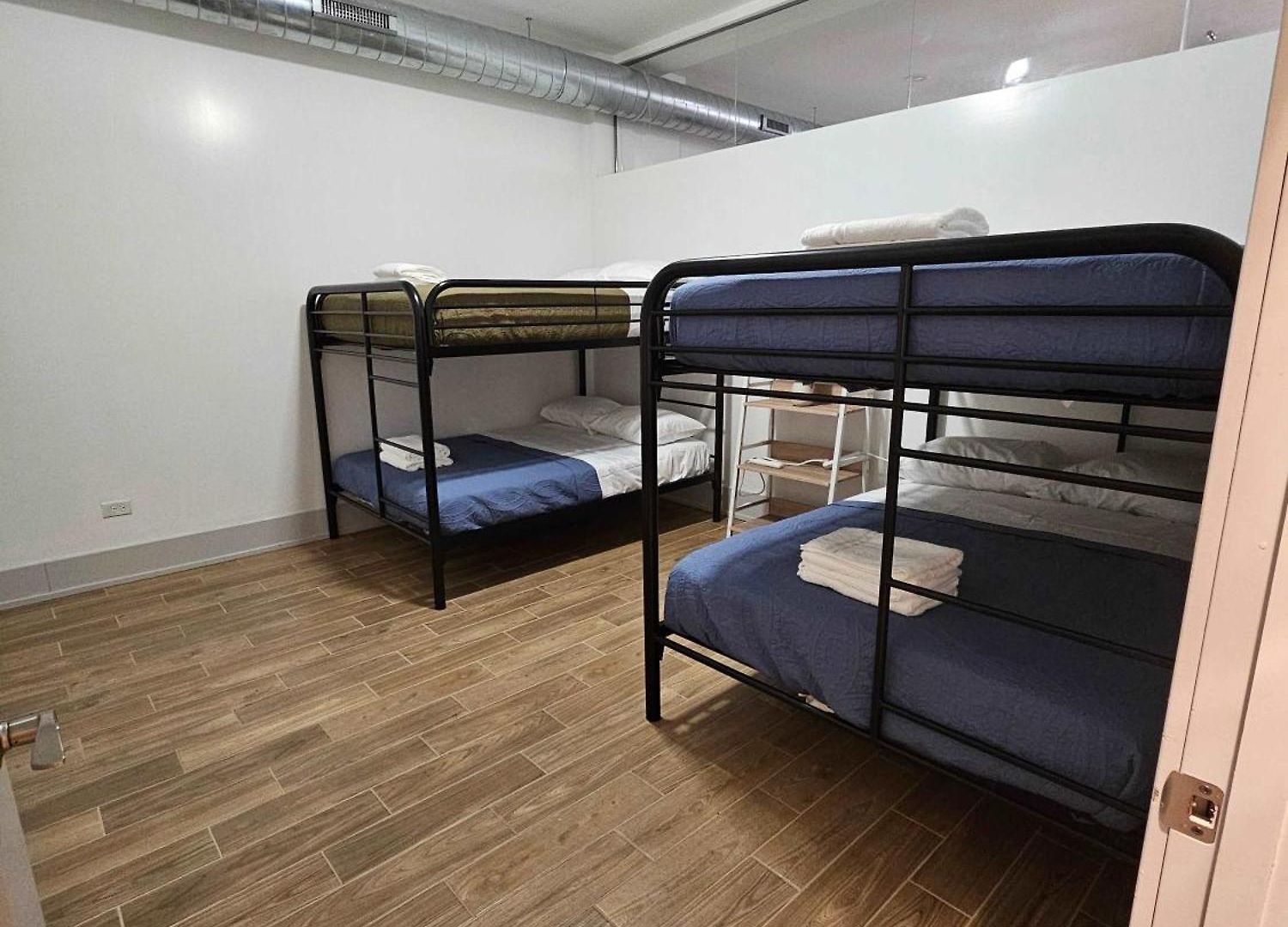 4 Bedroom Sleeps 20 People Apartment Chicago