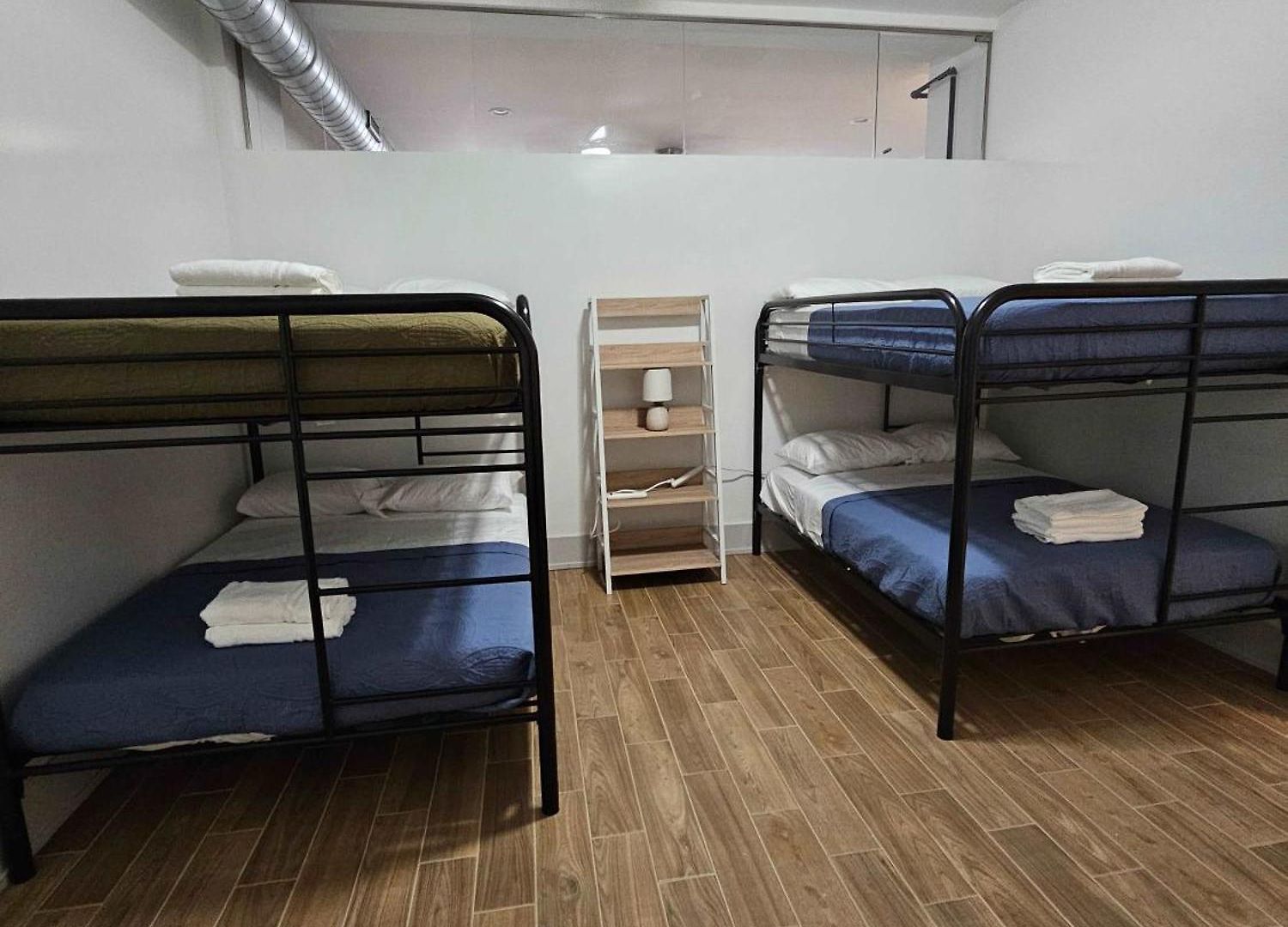 4 Bedroom Sleeps 20 People Apartment *