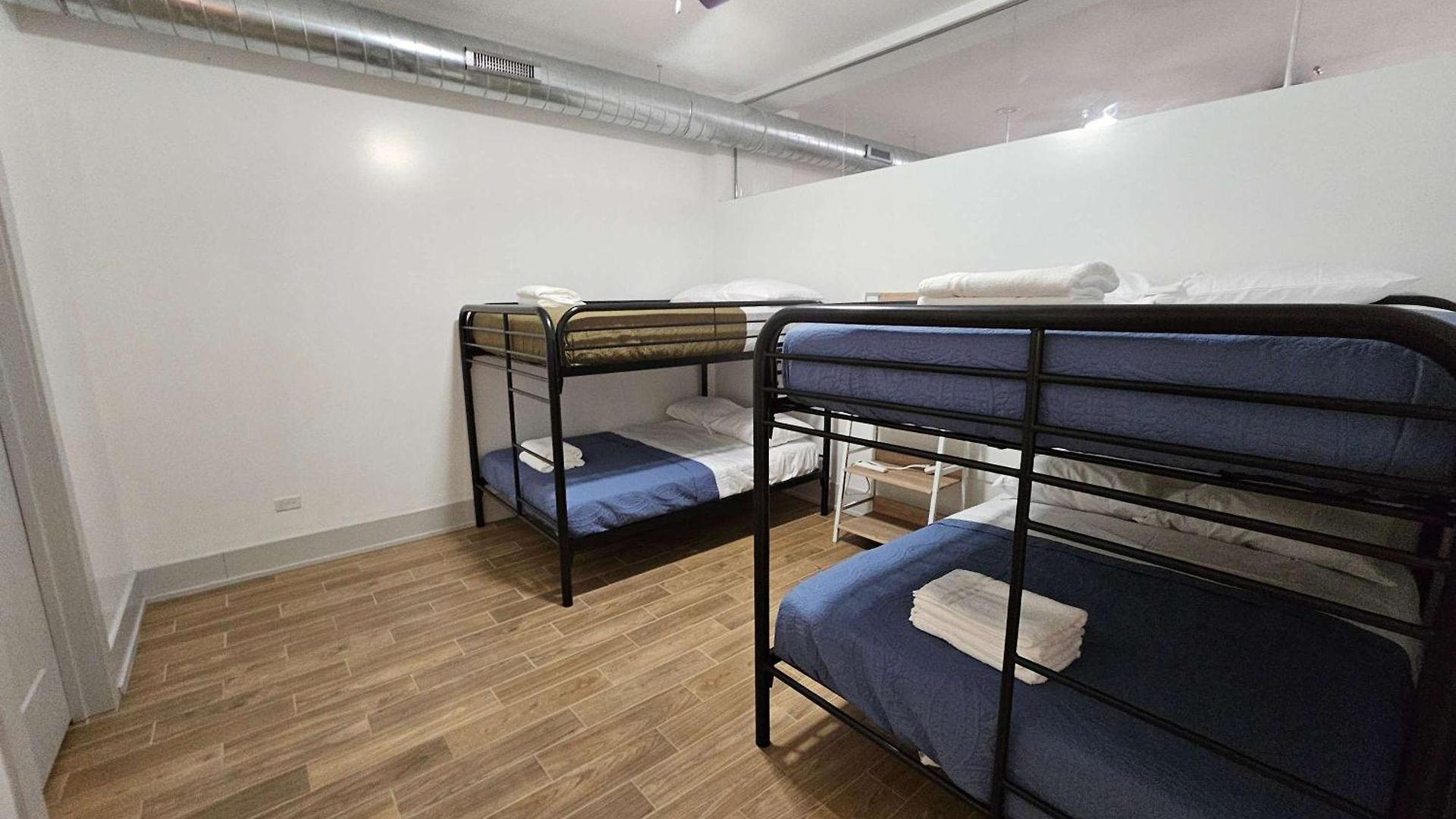 Apartment 4 Bedroom Sleeps 20 People *