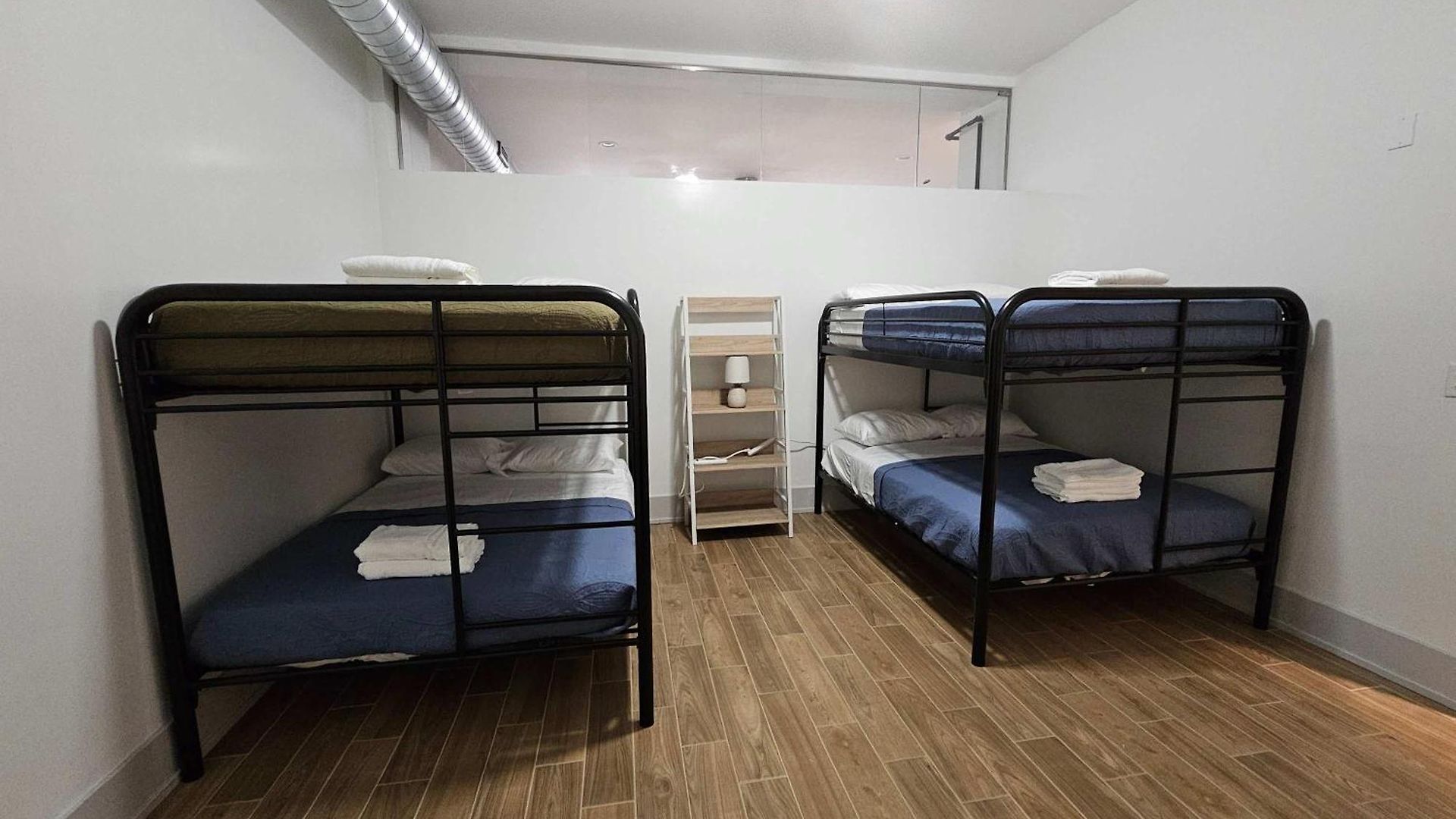 Apartment 4 Bedroom Sleeps 20 People Chicago