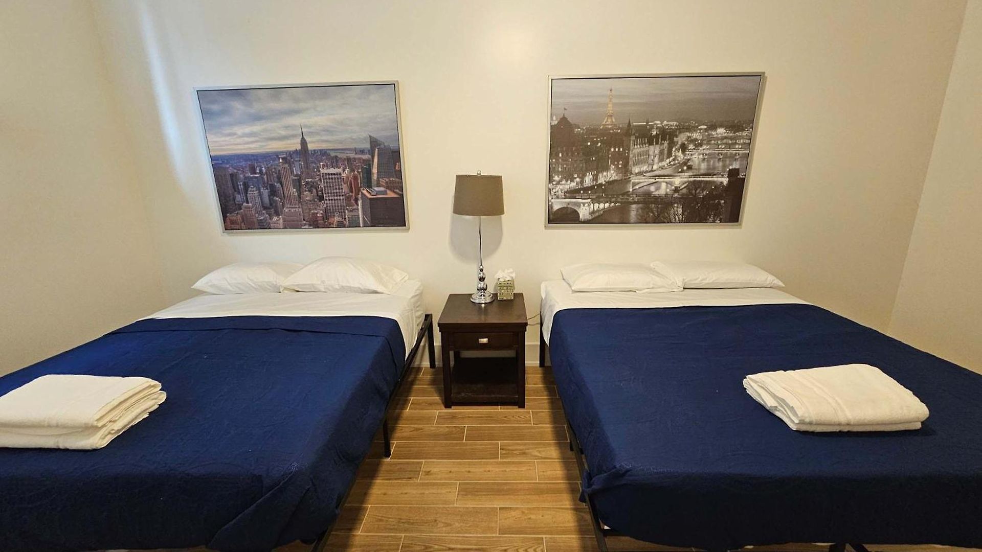 4 Bedroom Sleeps 20 People Apartment Chicago