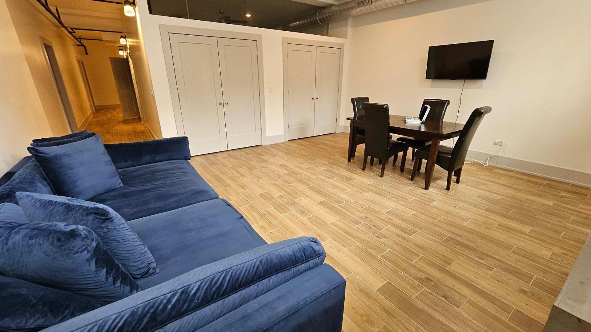 4 Bedroom Sleeps 20 People Chicago