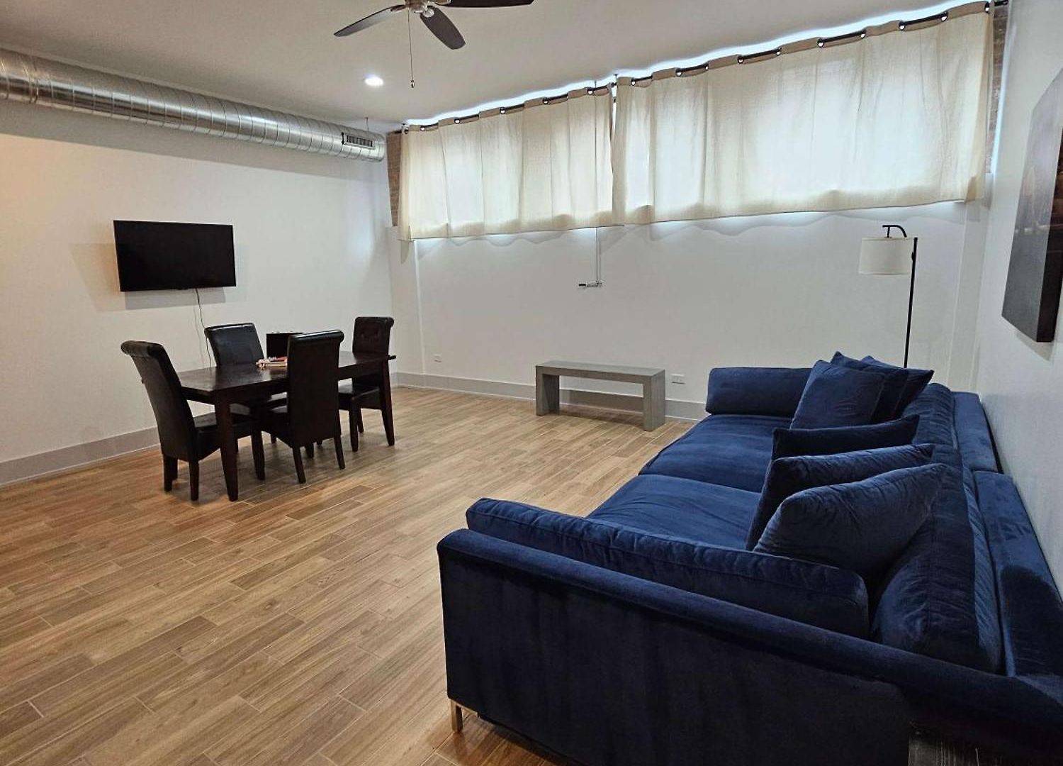 4 Bedroom Sleeps 20 People * Chicago