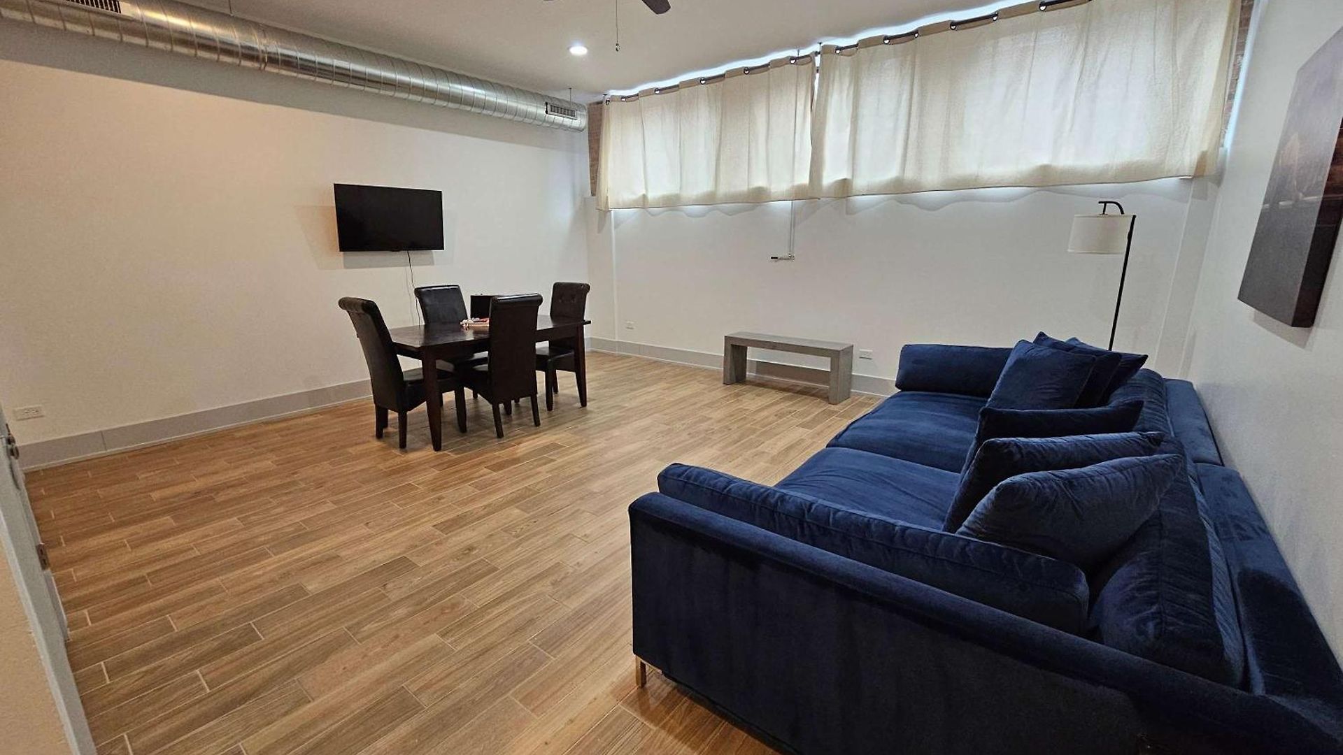 4 Bedroom Sleeps 20 People Apartment Chicago