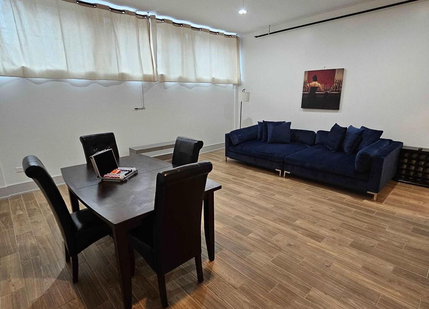 Apartment 4 Bedroom Sleeps 20 People