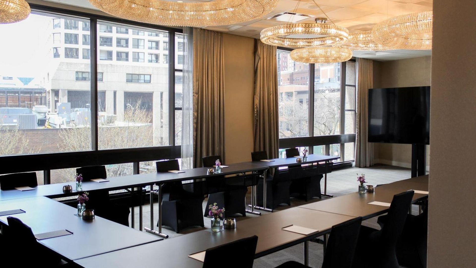 Thompson Chicago, By Hyatt Chicago
