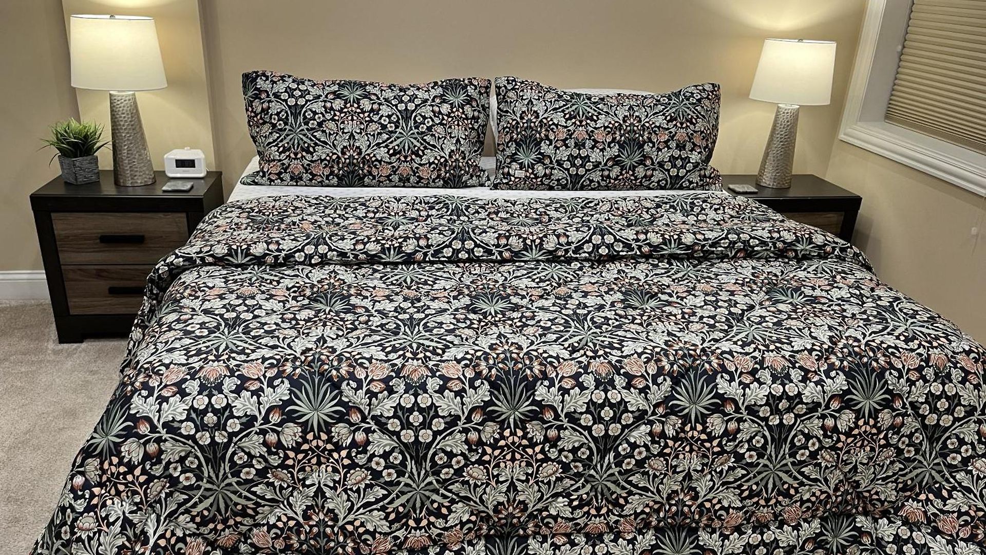 The Wrigleyville Deluxe -steps From Wrigley Sleeps 10