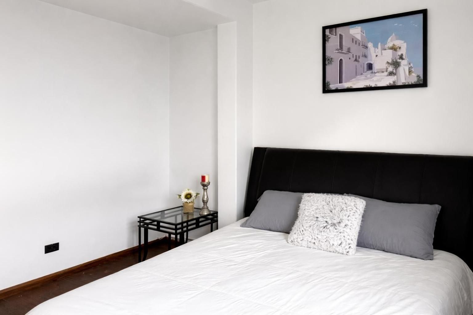 Location! Location! 2bd 1bth Spacious Apartment!