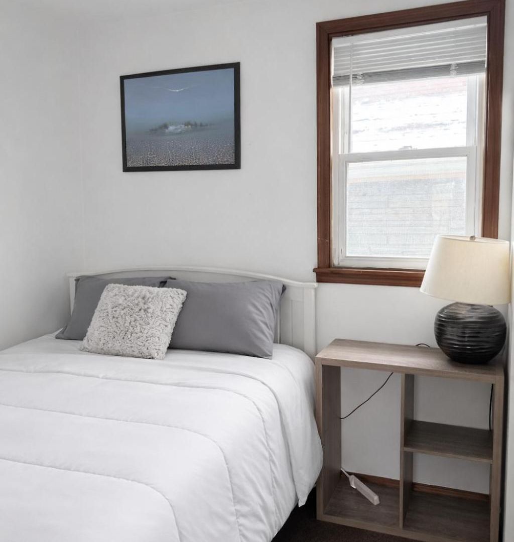 Location! Location! 2bd 1bth Spacious Apartment! Chicago