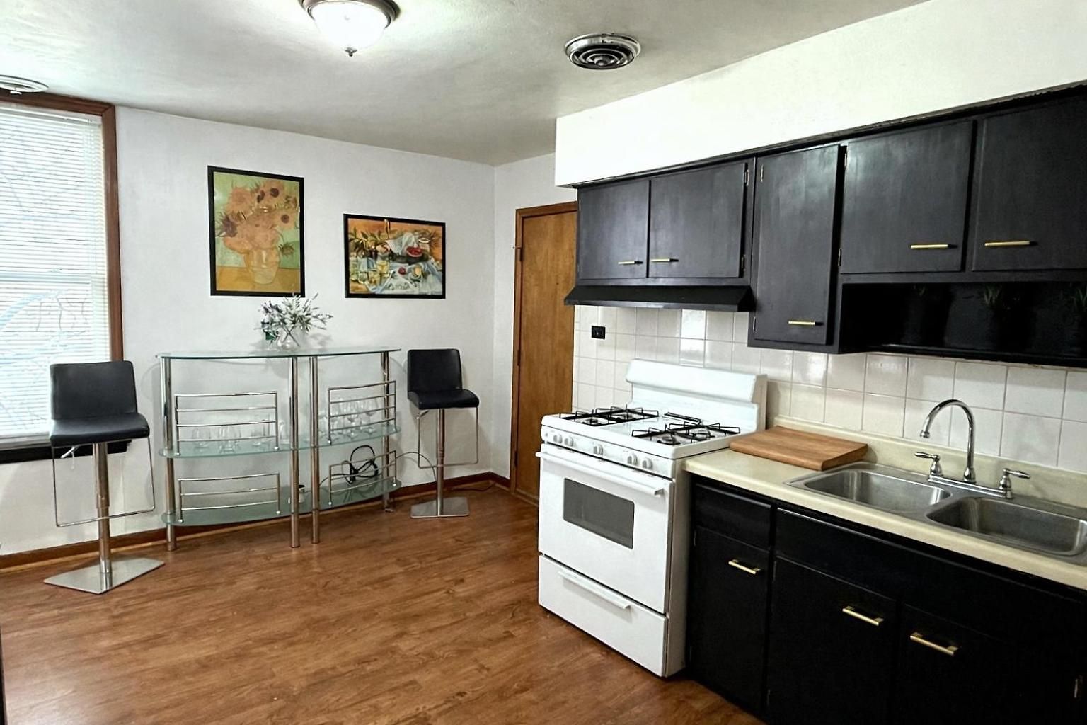 Location! Location! 2bd 1bth Spacious Apartment! Chicago