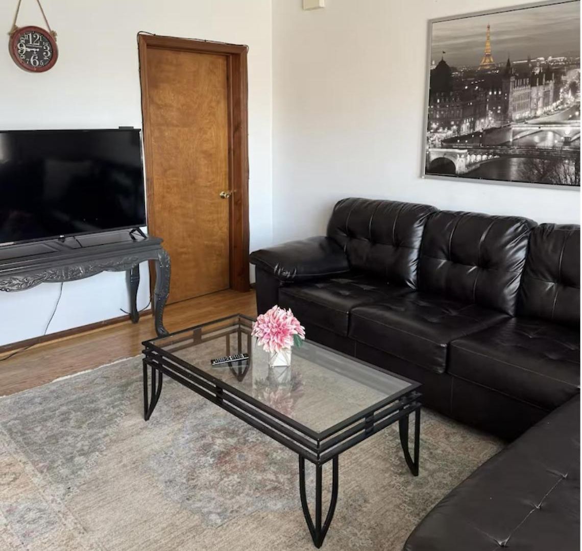 Location! Location! 2bd 1bth Spacious Apartment! Chicago