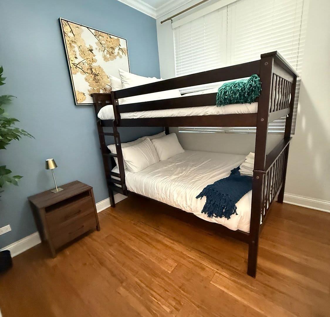 1 Free Parking Gym Balcony Sleeps 10 * Chicago