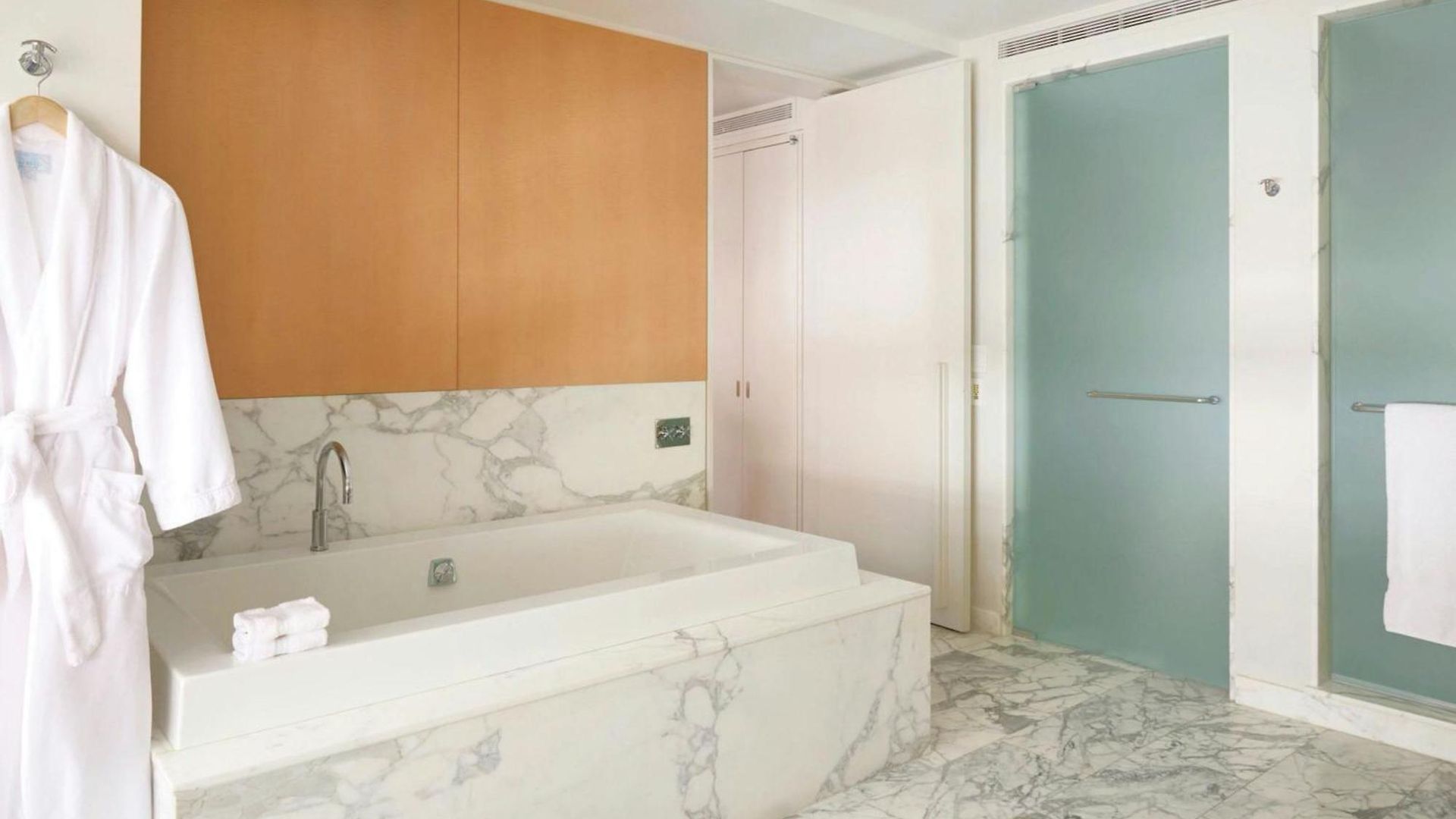 55 Downtown Hotel 4*