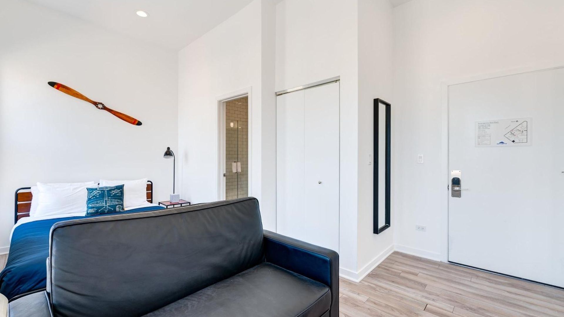 747 Lofts By Redawning - River West, Second Floor Hotel *