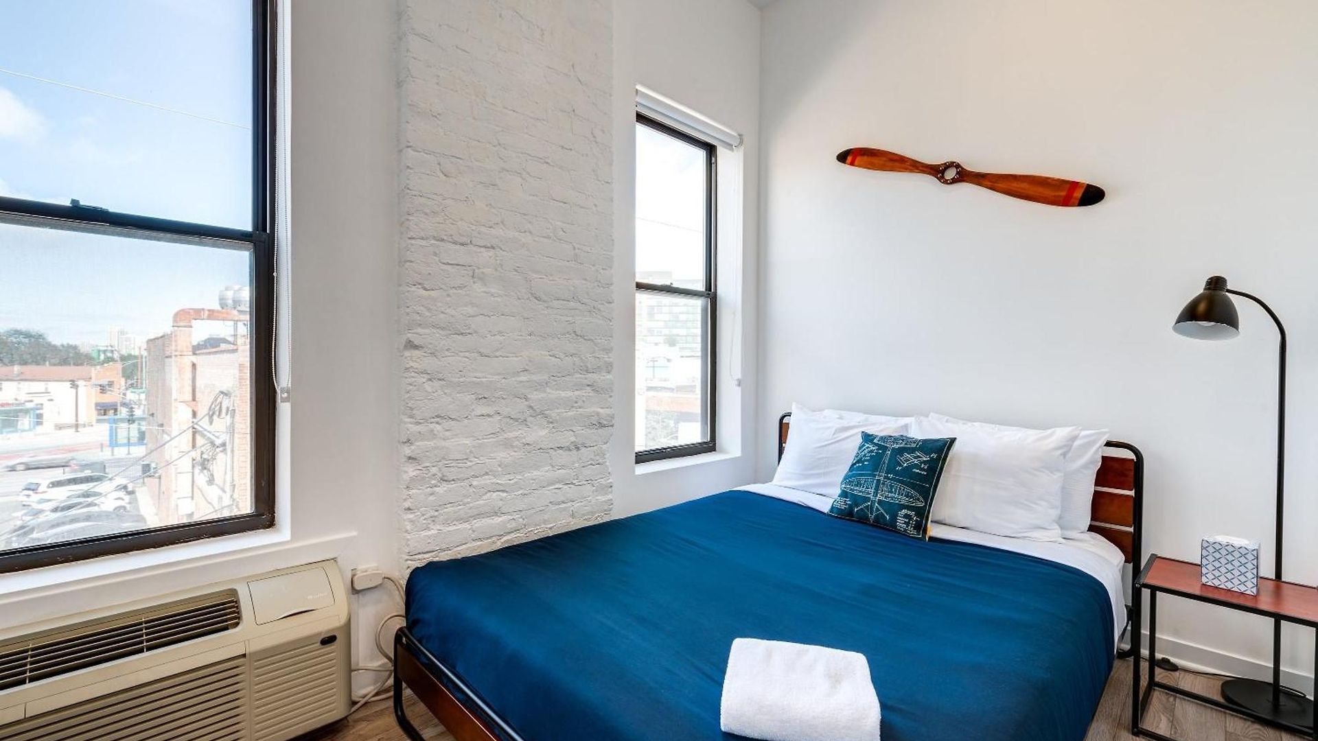 747 Lofts By Redawning - River West, Second Floor Hotel