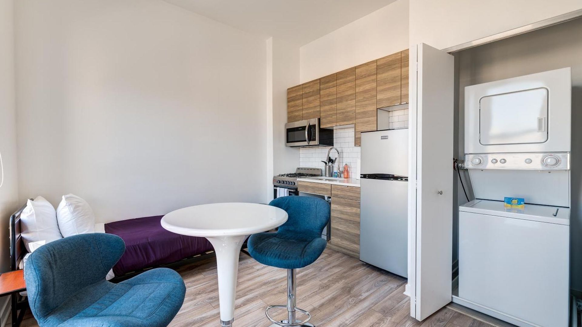 747 Lofts By Redawning - River West, Second Floor Hotel *