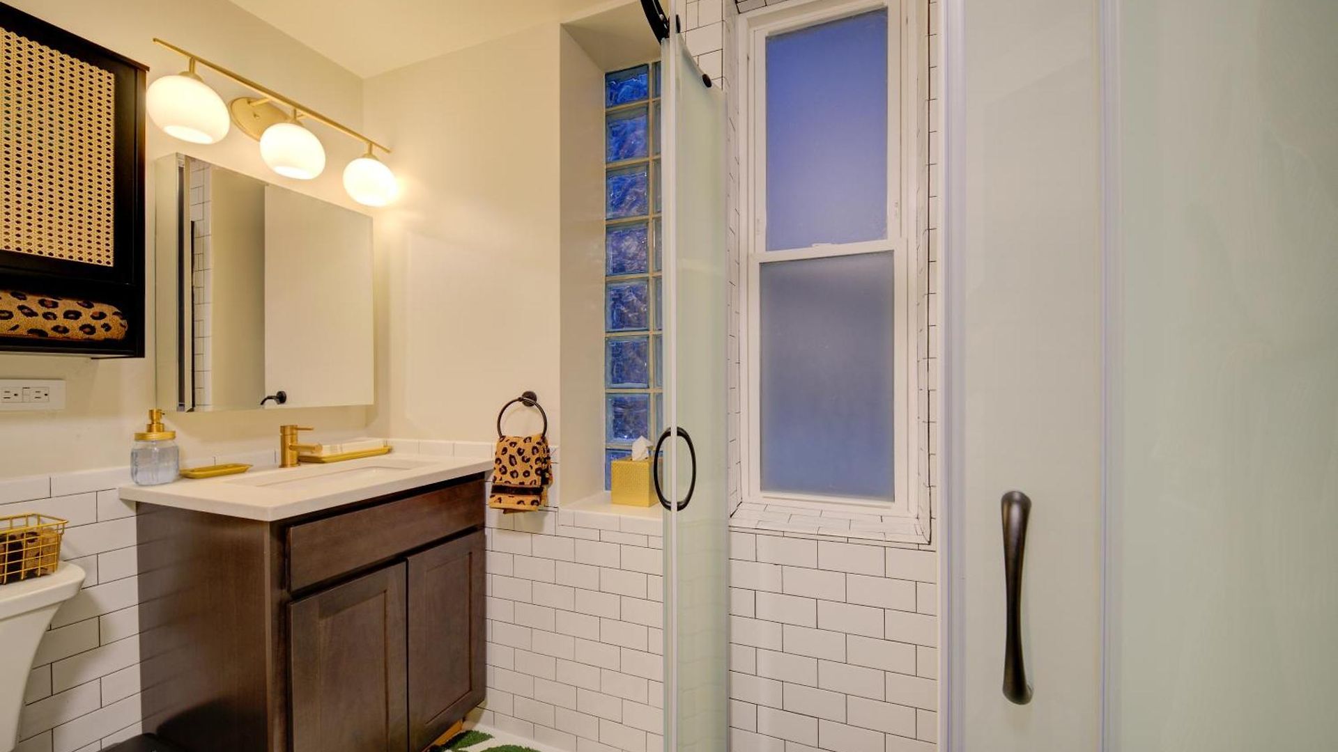 Apartment The Twin Lions: Bespoke Travel W/ Speakeasy* Chicago