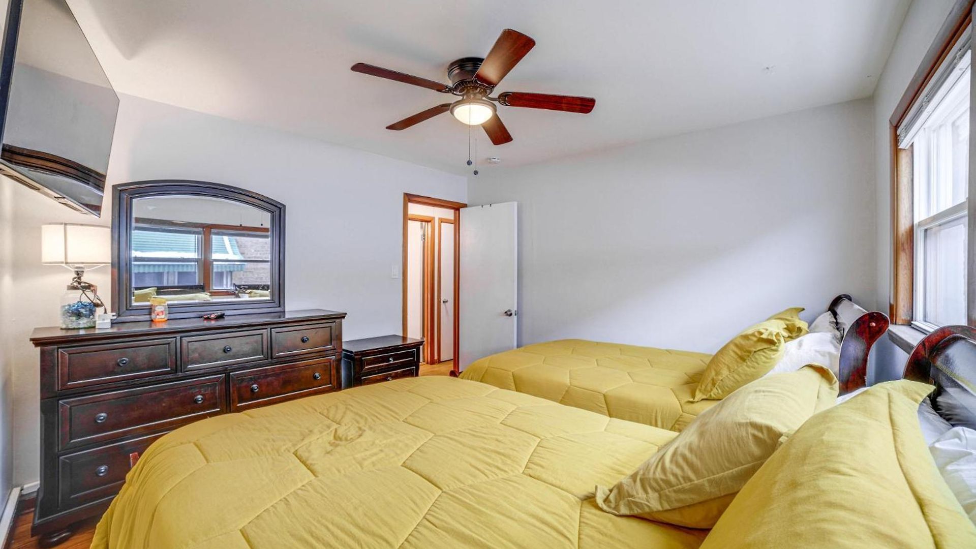 Commuter-friendly In Chicago's South Side Holiday home *