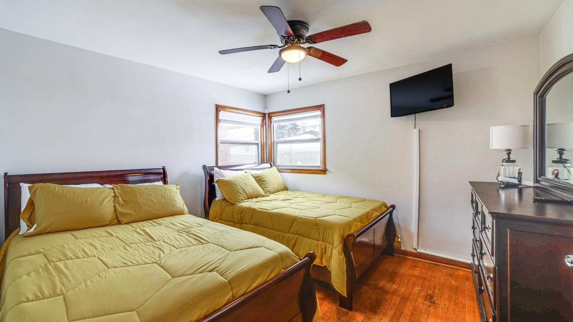 Commuter-friendly In Chicago's South Side Holiday home *