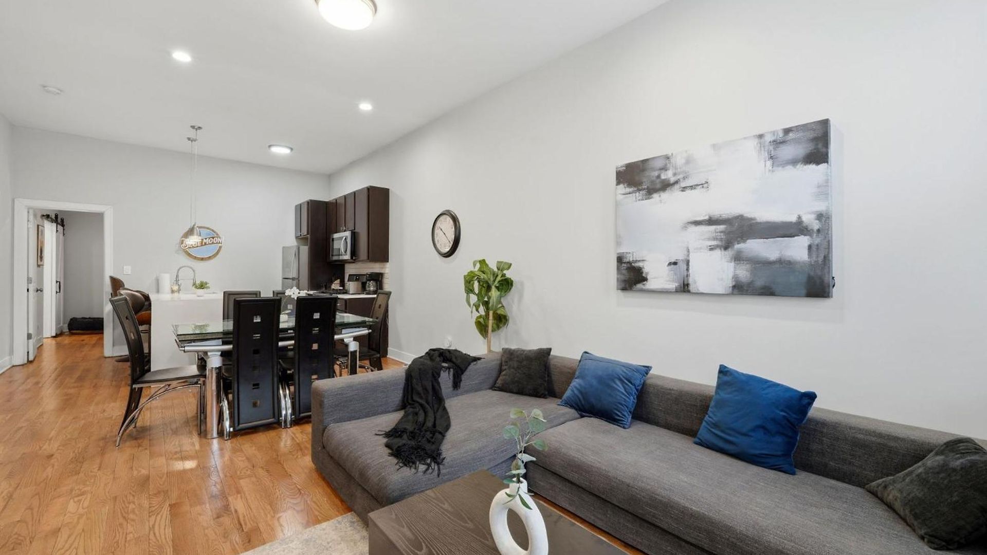 Apartment 4br 3ba Pilsen Retreat - 10 Min From Downtown Chicago
