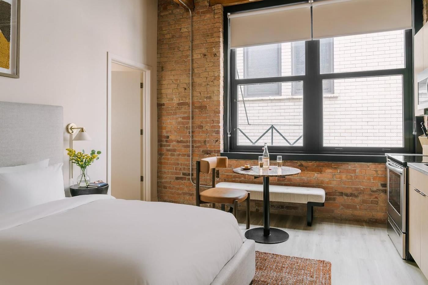Livn West Loop Classic Queen Apartment