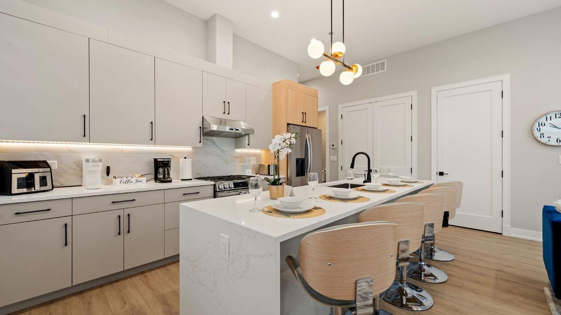 Modern 2-bd 2-ba Retreat Near Medical District Apartment