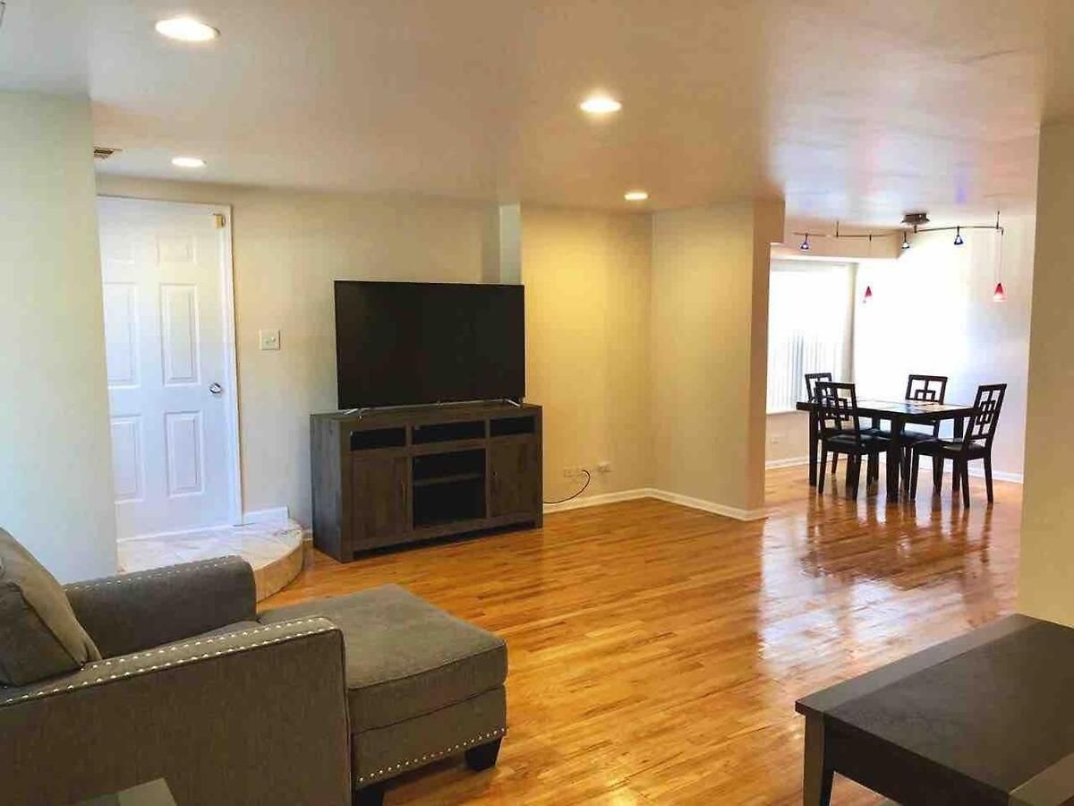 Apartment Spacious 2br Near Univ Of Away From Chicago