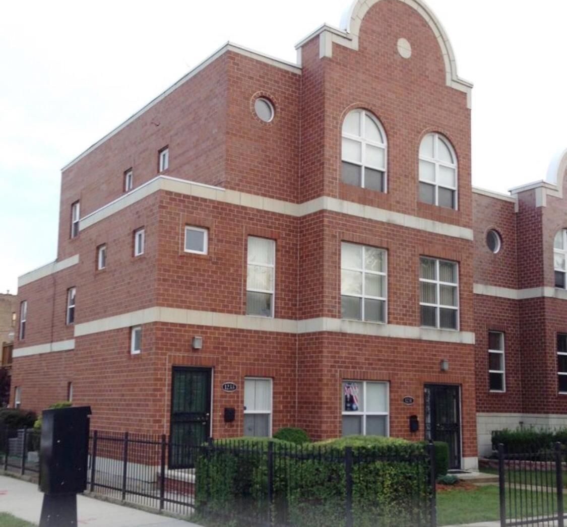 Spacious 2br Near Univ Of Away From