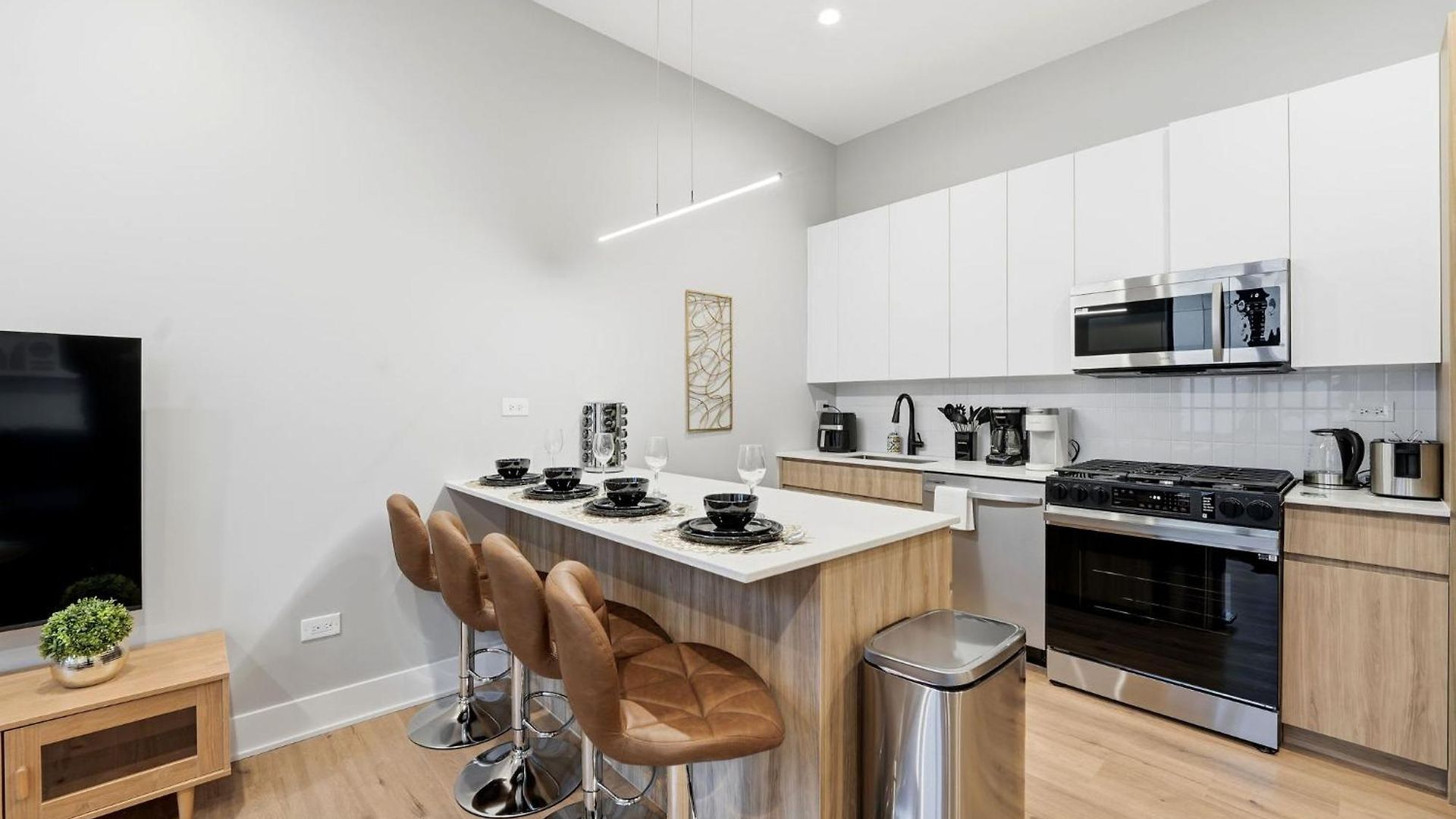 Apartment Comfy - Gym Free Parking & Modern Amenities