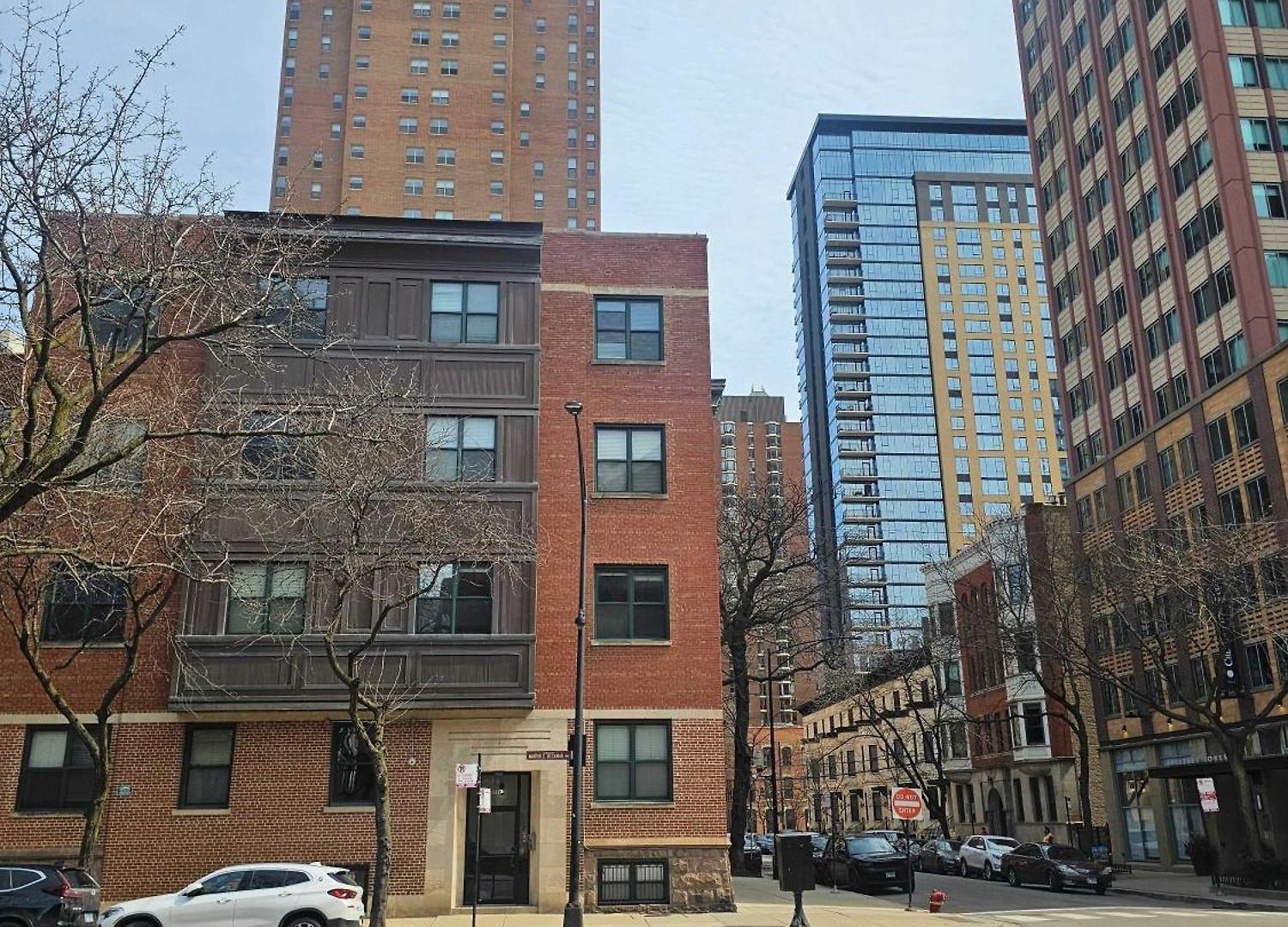 Gold Coast Downtown Sleeps 20 *