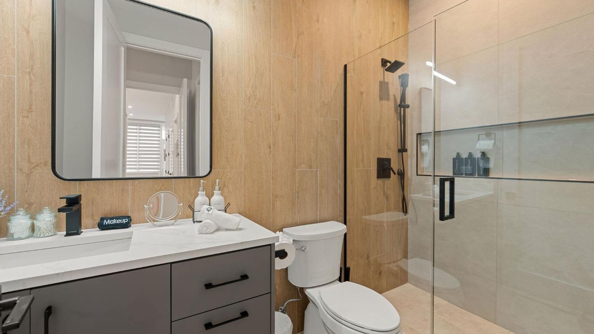 Modern 2-bd 2-ba Retreat Near Medical District