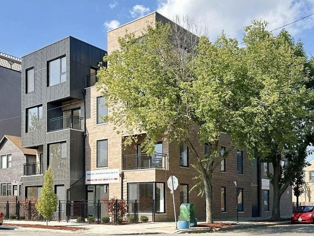 Apartment Renovated 3 Bedroom Downtown Pilsen *