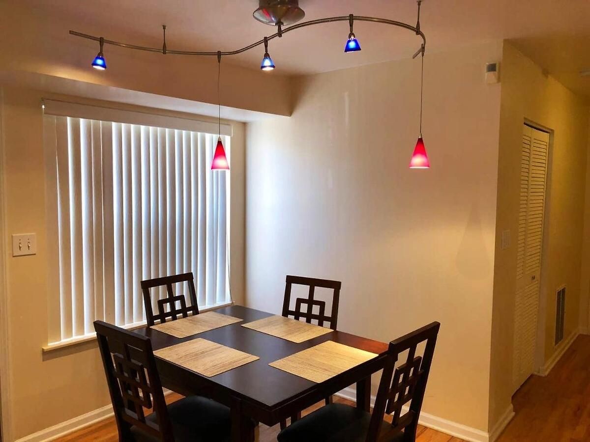 Spacious 2br Near Univ Of Away From * Chicago
