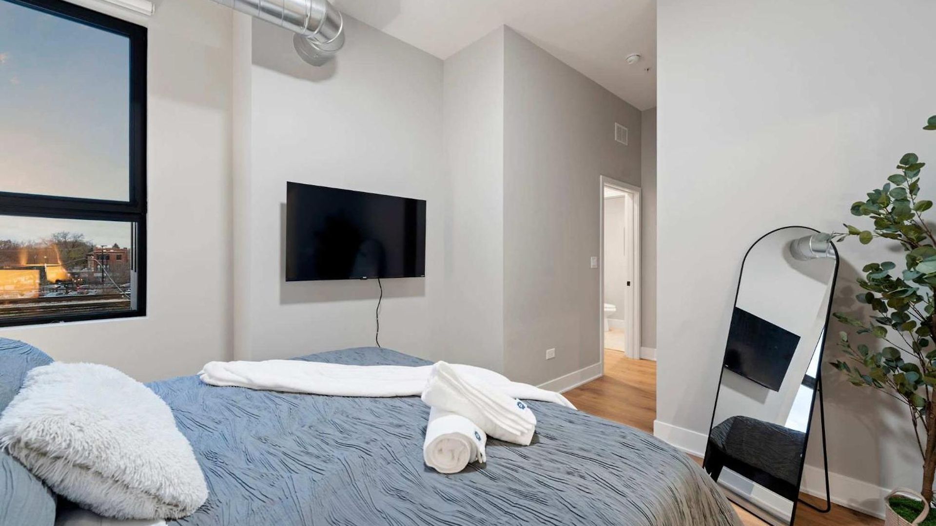 Steps From The Edgewater Modern 2bd 2ba Apartment