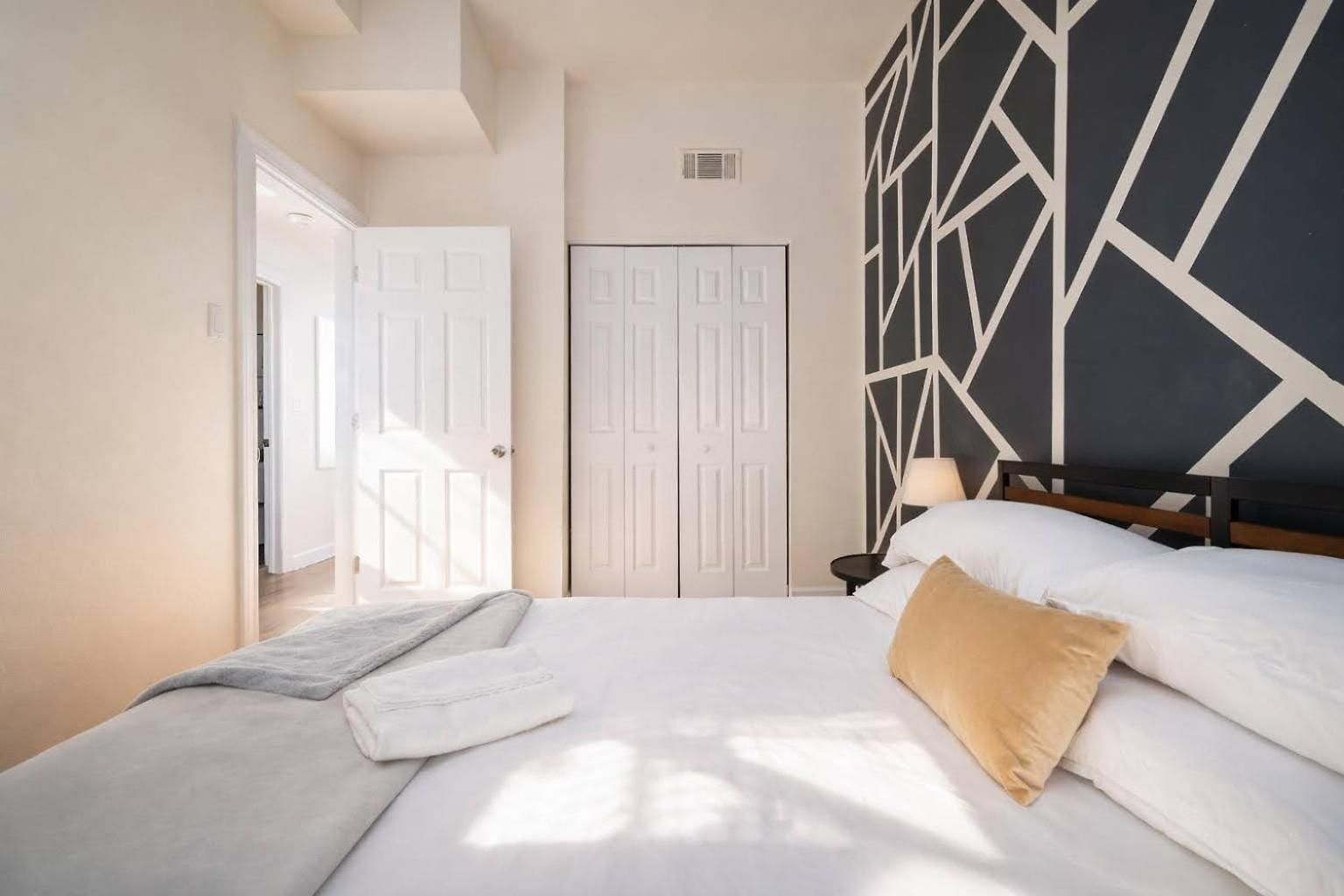 Apartment Flexhome Ukrainian Village 2br - Private Balcony & Walkable Location *