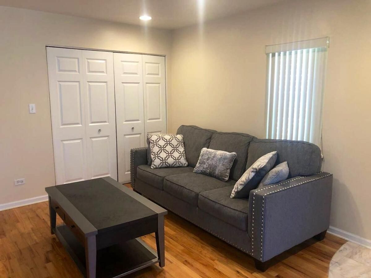 Spacious 2br Near Univ Of Away From Chicago