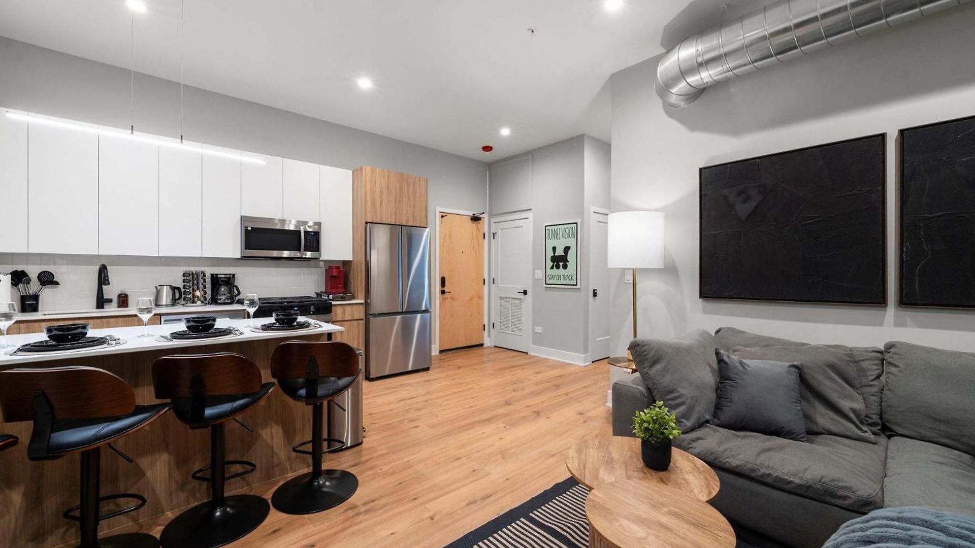 Steps From The Edgewater Modern 2bd 2ba Apartment *