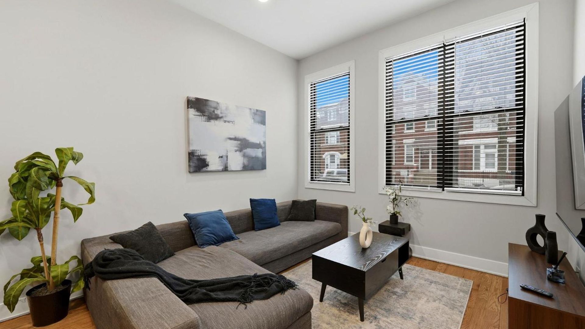 Apartment 4br 3ba Pilsen Retreat - 10 Min From Downtown Chicago
