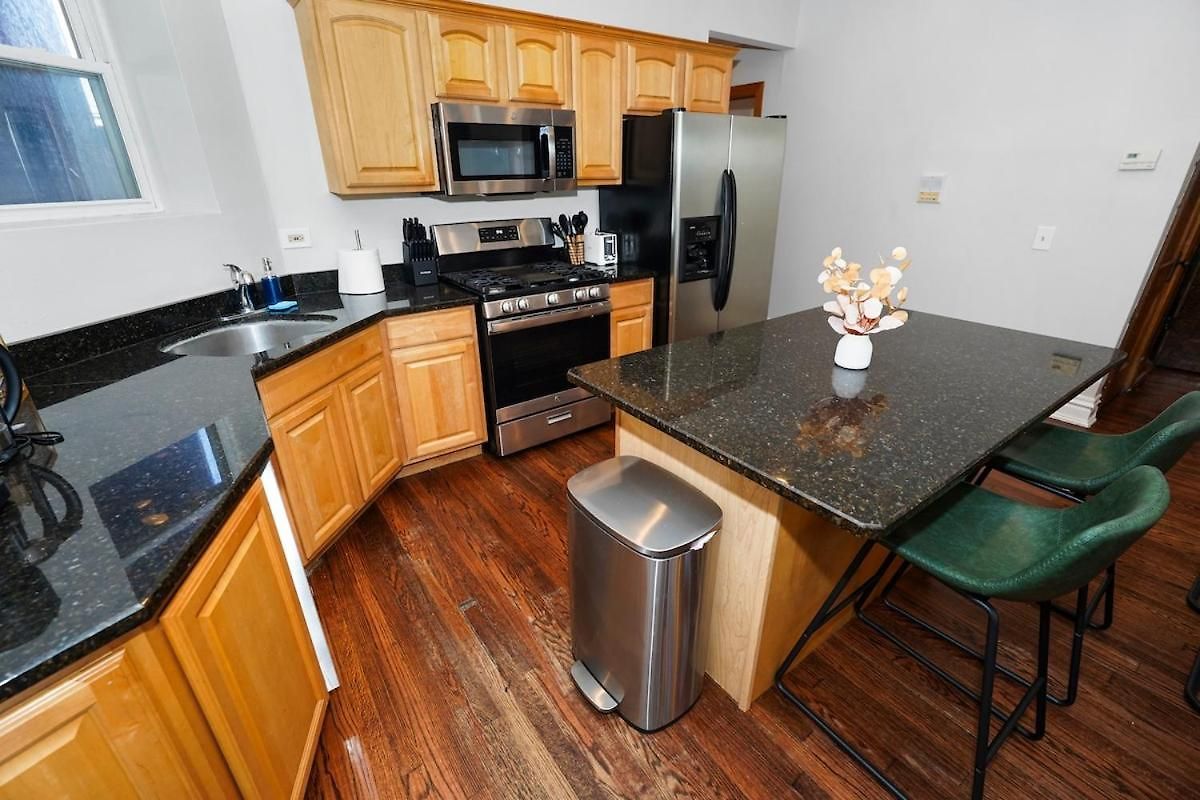 King Bed 6br With Pool Table Sleeps 16 Near Humboldt Park Apartment Chicago