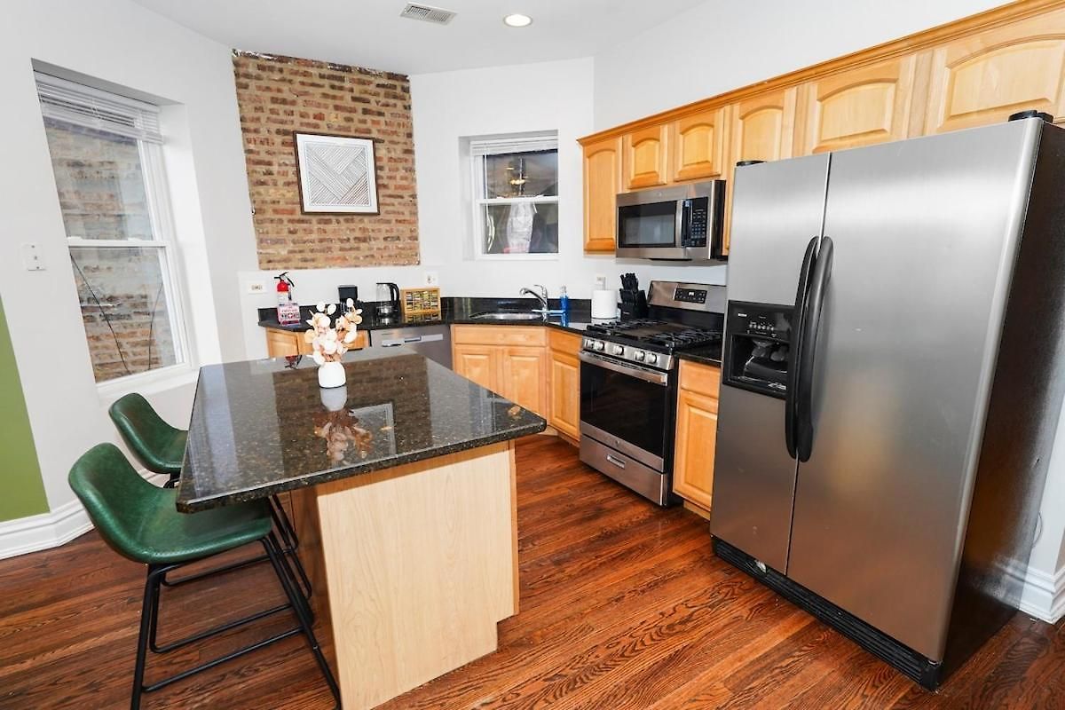 King Bed 6br With Pool Table Sleeps 16 Near Humboldt Park Apartment *