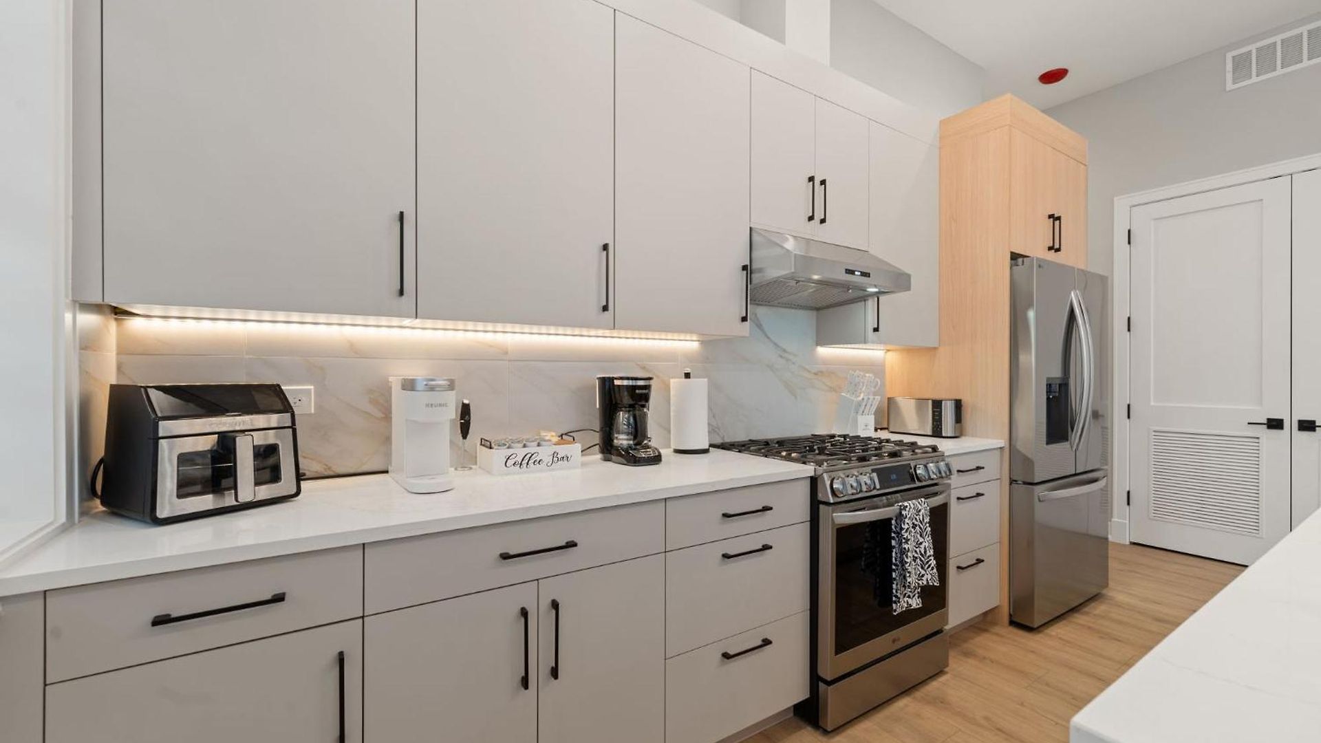 Modern 2-bd 2-ba Retreat Near Medical District Apartment Chicago
