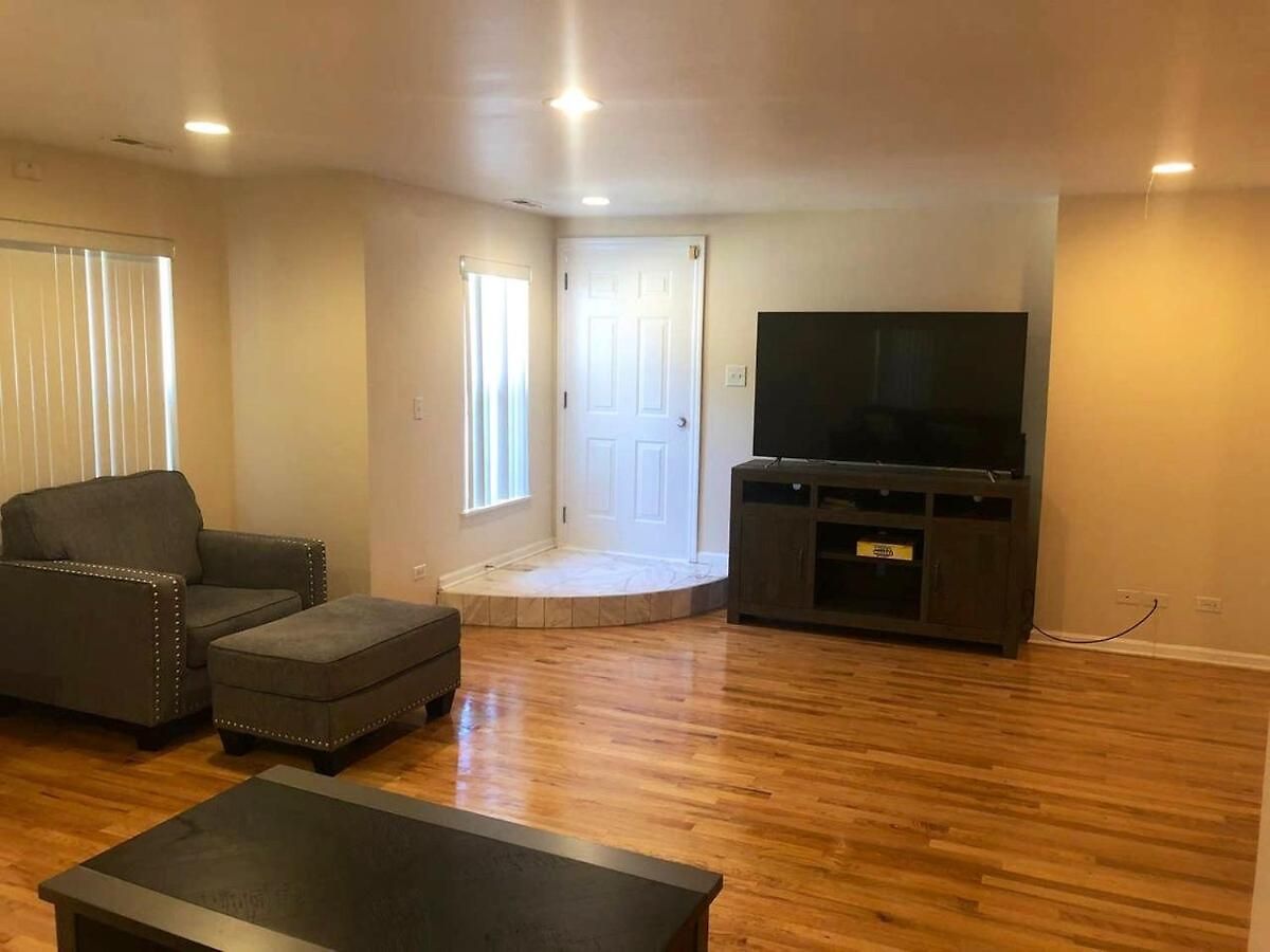Spacious 2br Near Univ Of Away From * Chicago