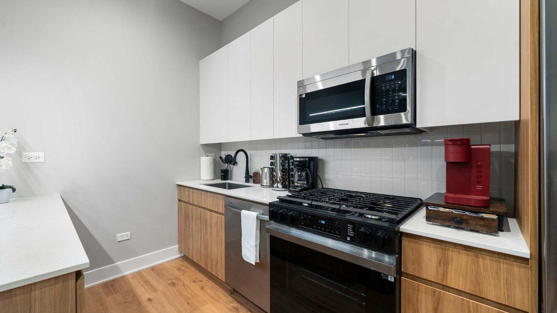 Apartment Steps From The Edgewater Modern 2bd 2ba
