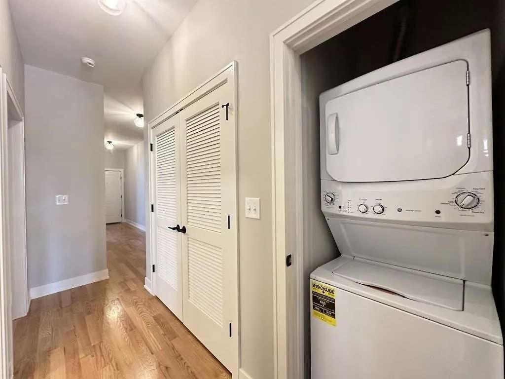 Apartment Renovated 3 Bedroom Downtown Pilsen *