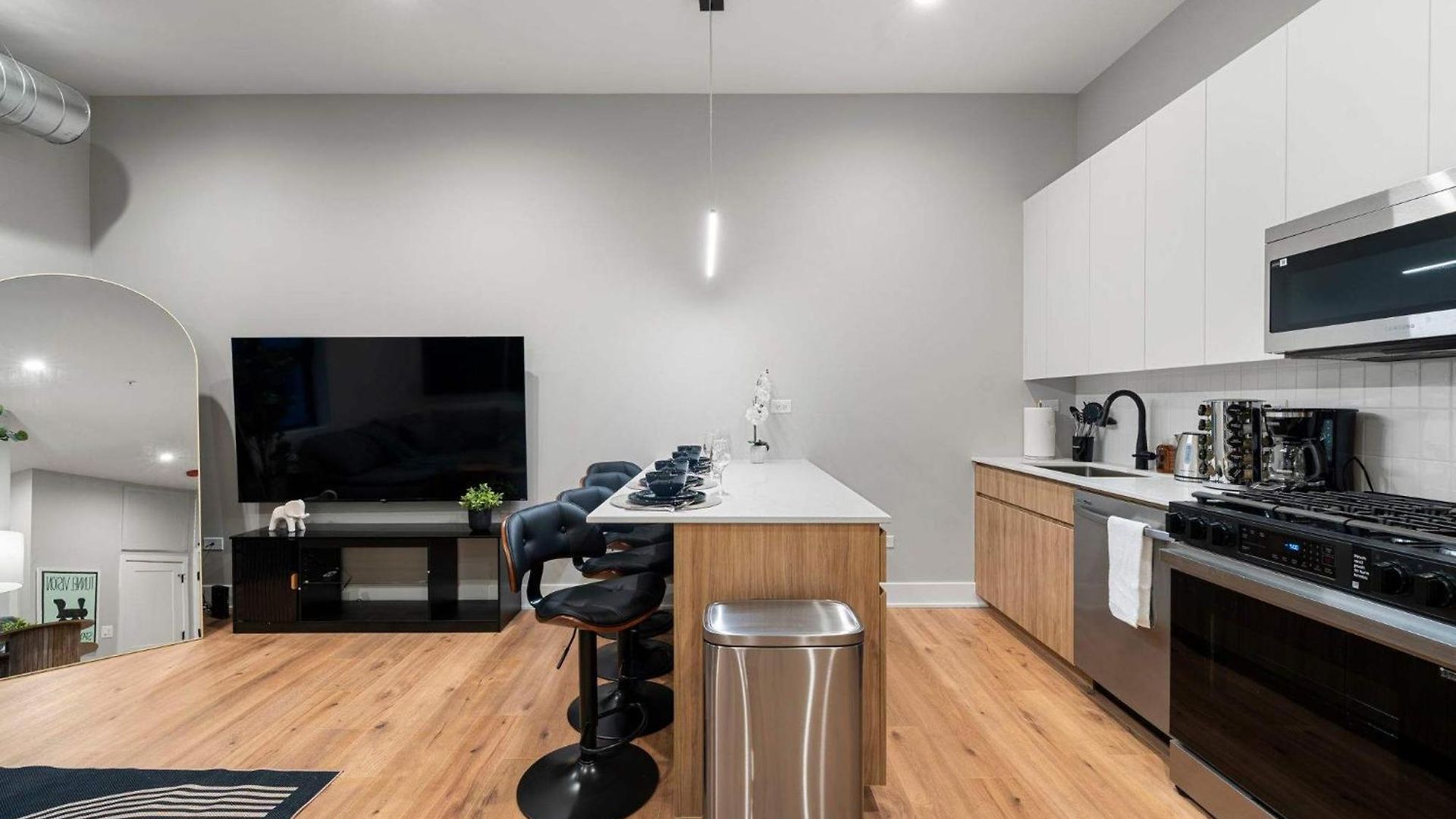 Apartment Steps From The Edgewater Modern 2bd 2ba *