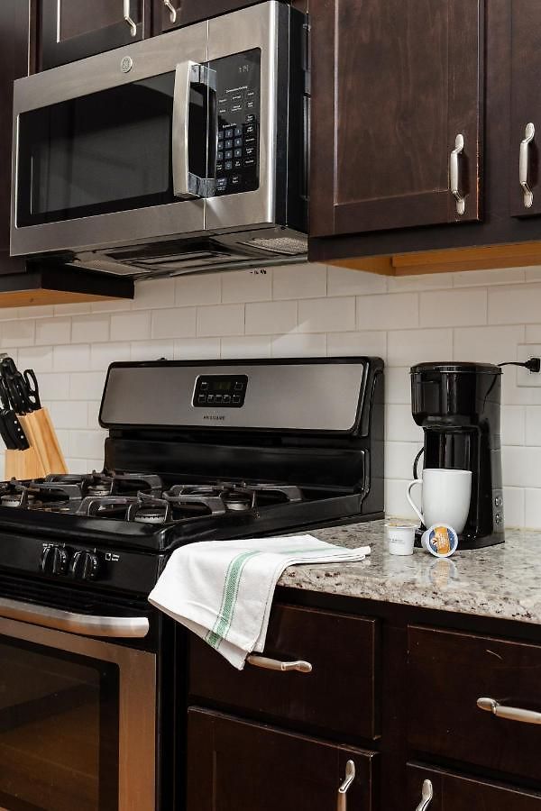 Flexhome Ukrainian Village 2br - Private Balcony & Walkable Location Apartment