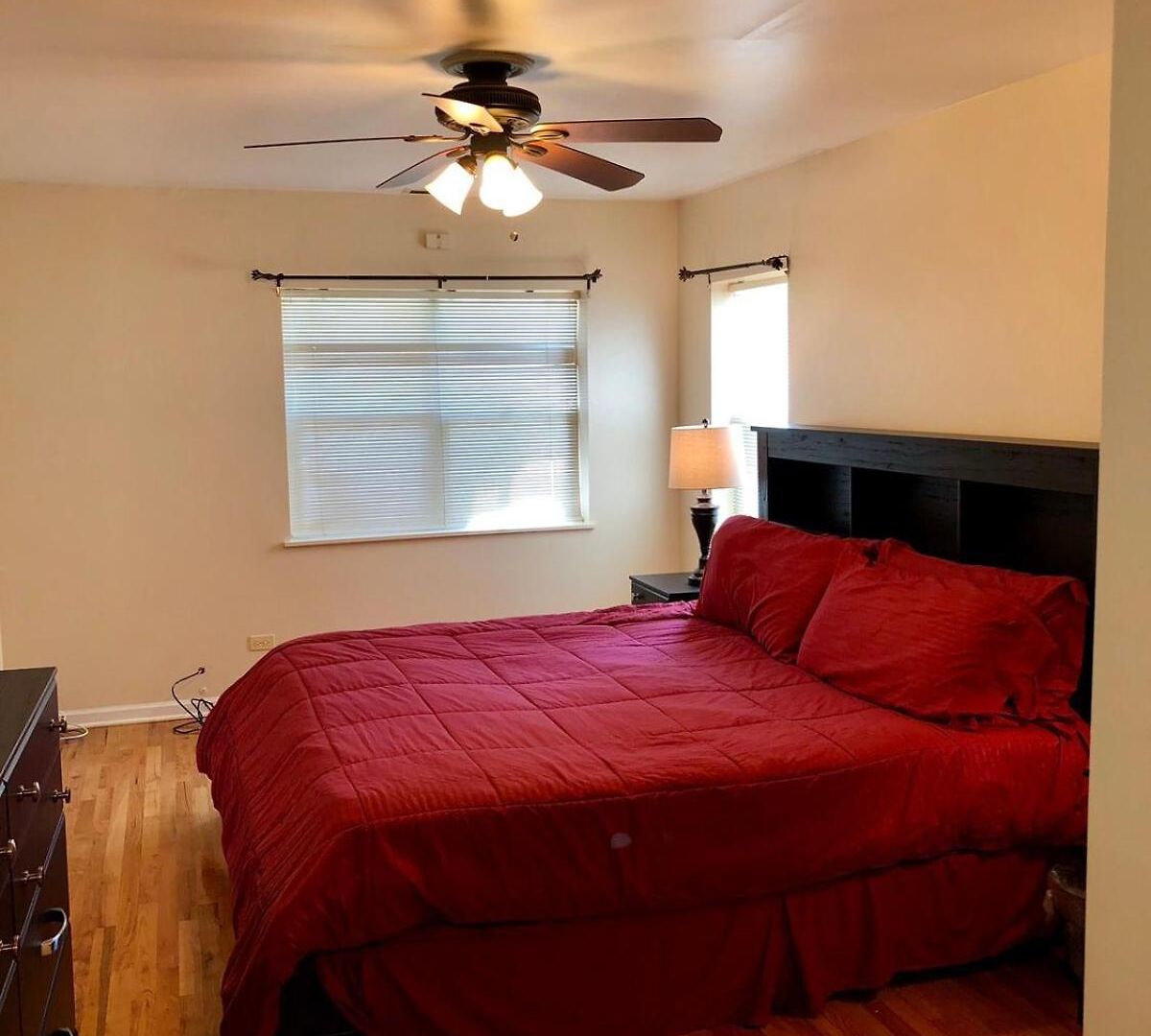 Apartment Spacious 2br Near Univ Of Away From Chicago