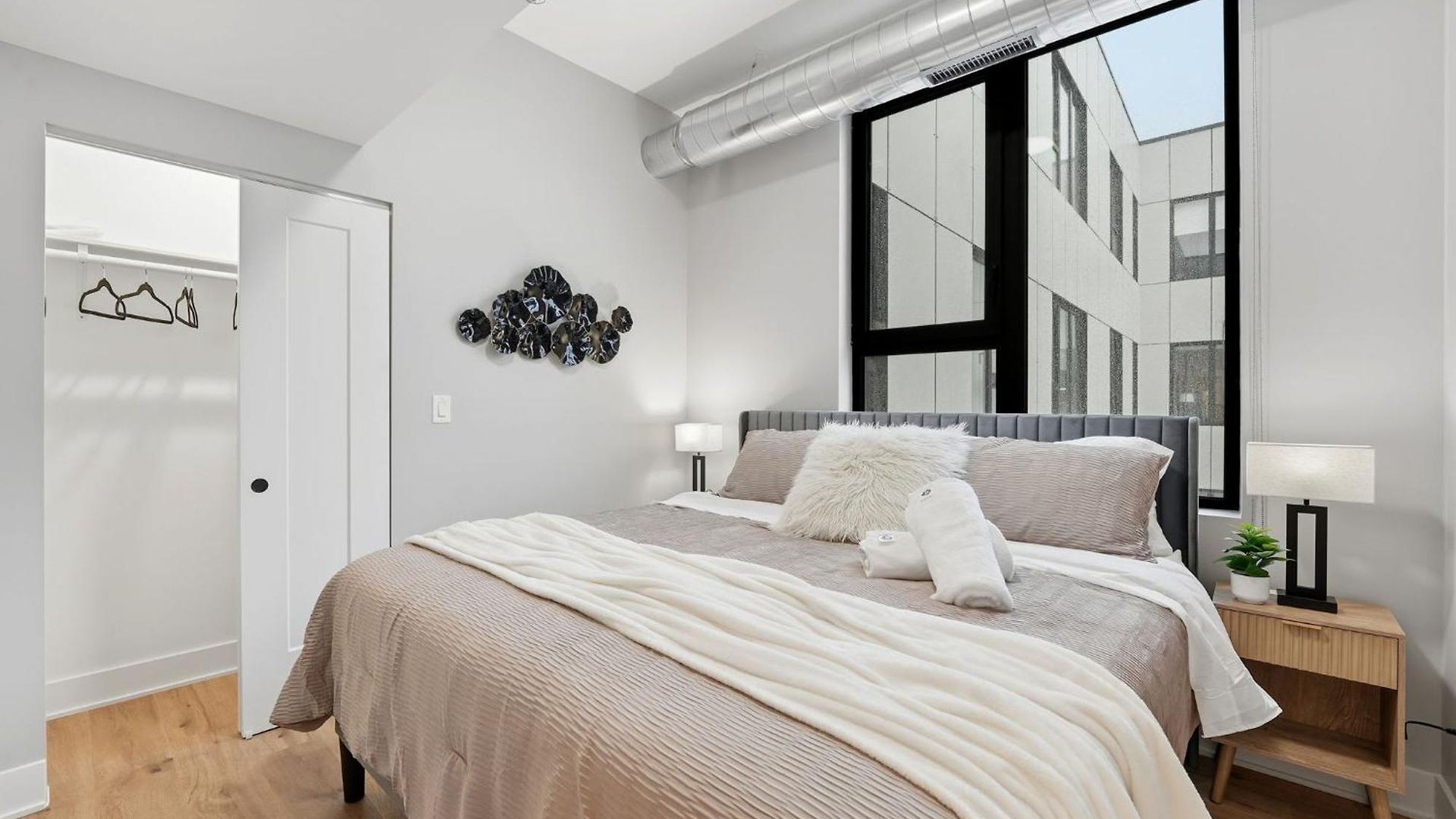 Apartment Comfy - Gym Free Parking & Modern Amenities *