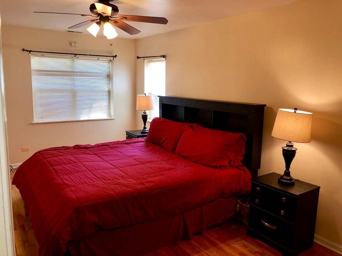 Apartment Spacious 2br Near Univ Of Away From Chicago